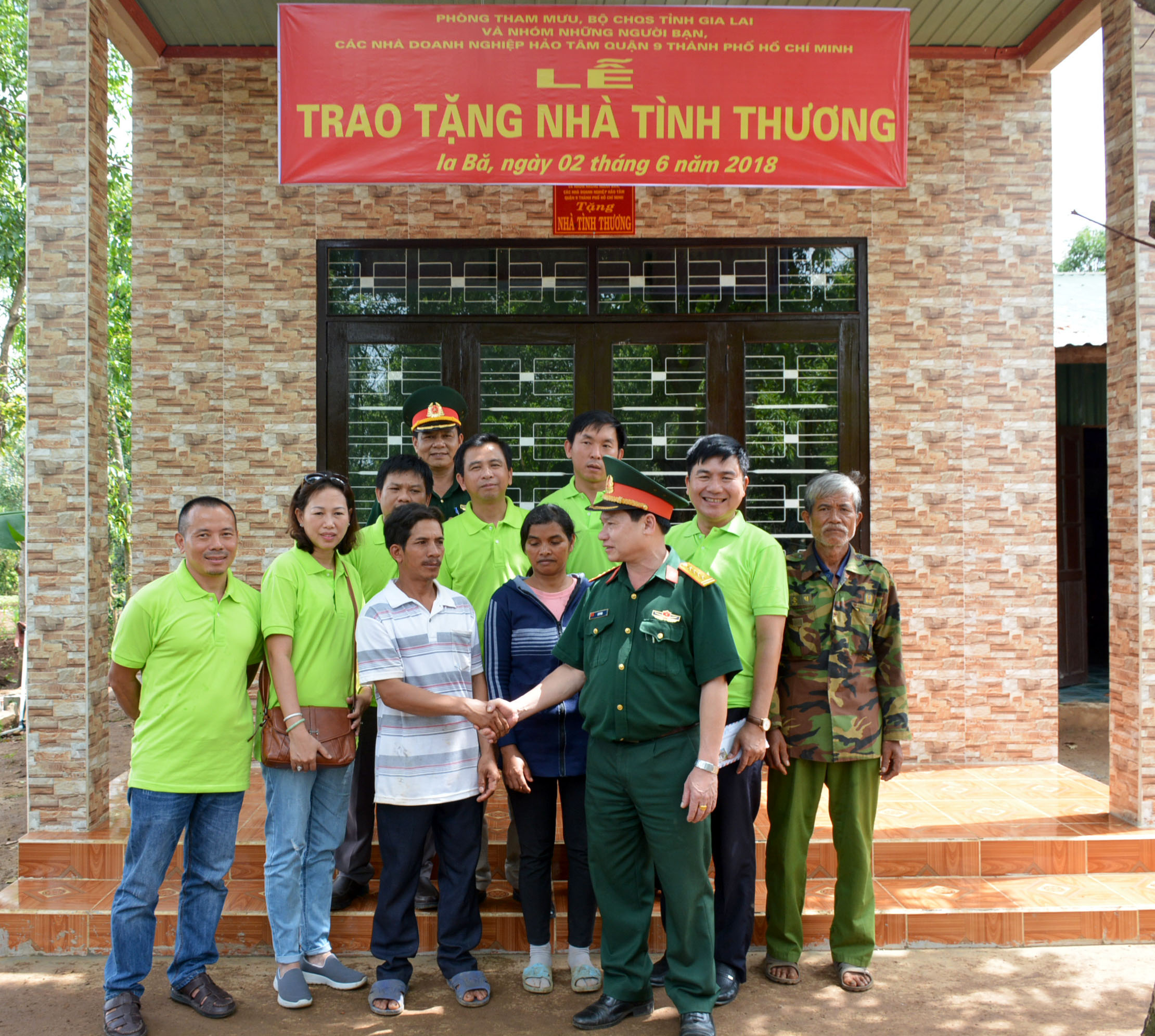 Phòng Tham mưu (Bộ CHQS tỉnh Gia Lai) tặng nhà tình thương cho hộ nghèo